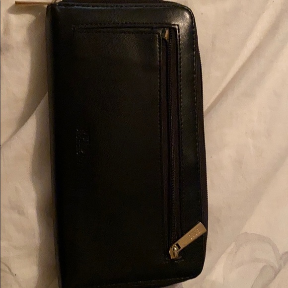 Elle RFID wristlet - Picture 2 of 3